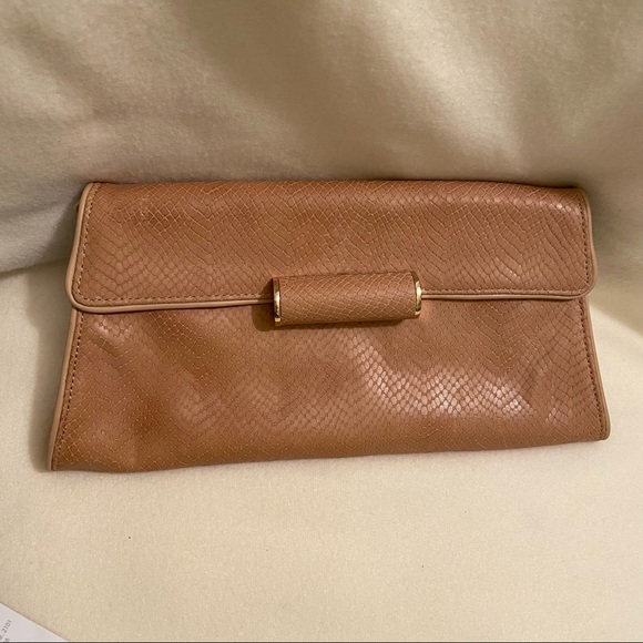 BCBGMaxAzria Handbags - ✨EUC BCBGMAXAZRIA Clutch Bag